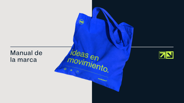 Aplicación de la identidad Movidasbien en una bolsa azul
